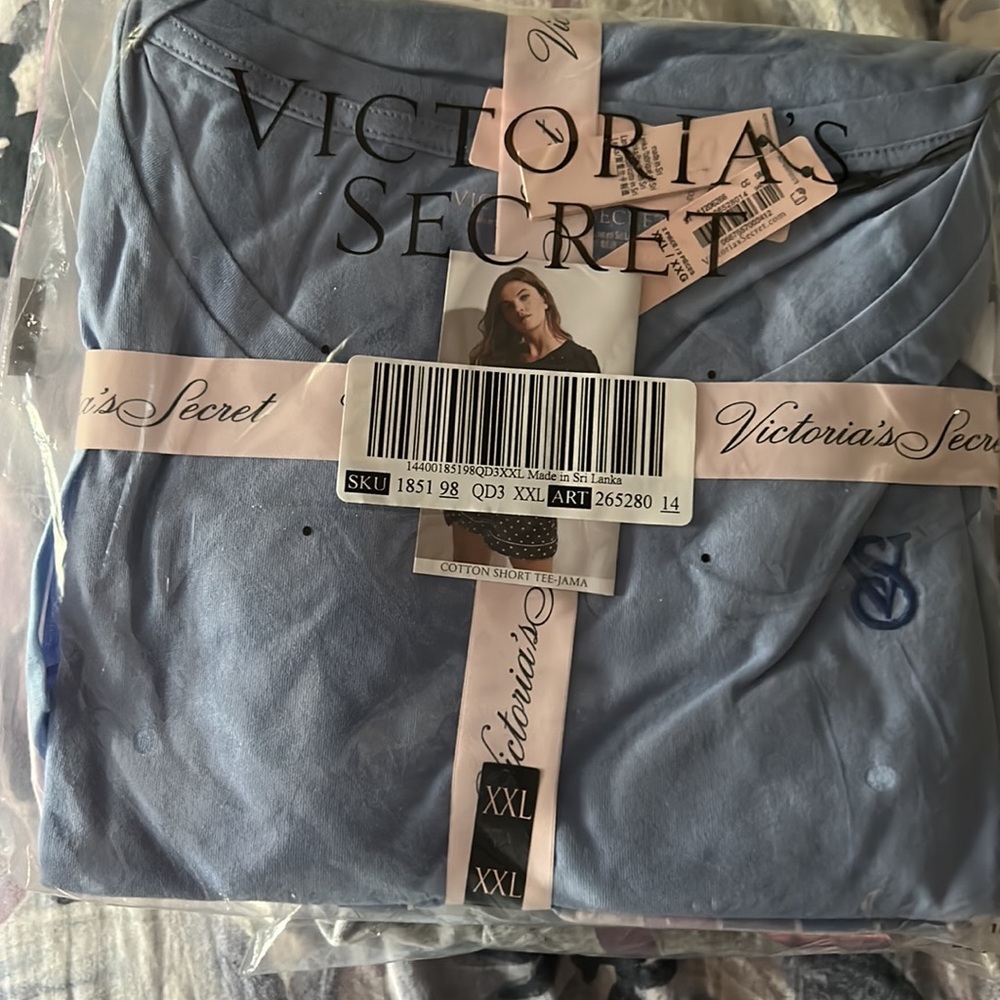 4 brand new pj shirt sets ..xxxl and never opened